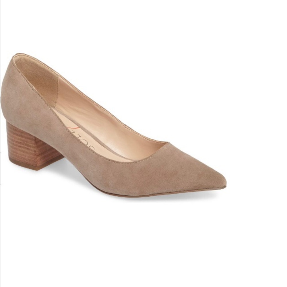Tan / beige / suade pump